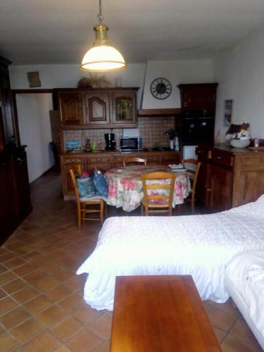 ein Schlafzimmer mit einem Bett und eine Küche mit einem Tisch in der Unterkunft Sundown in Audresselles