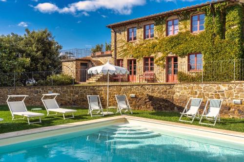 Casa con piscina con sillas y sombrilla en Le Ragnaie en Montalcino