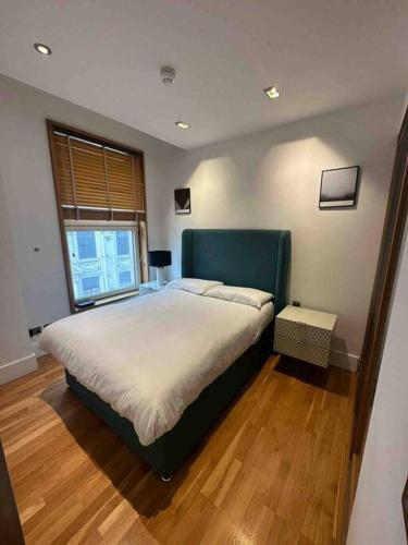 a bedroom with a large bed and a window at 1 BR in St James Piccadilly HY10 in London