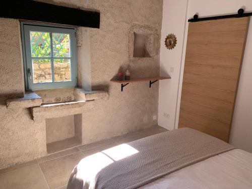 Ένα ή περισσότερα κρεβάτια σε δωμάτιο στο La Chambre des Ecureuils - Bruniquel