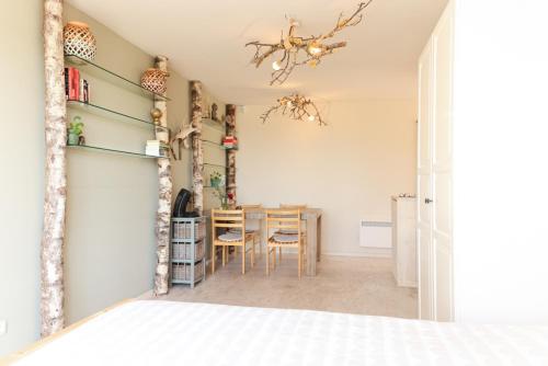 een slaapkamer met een tafel en stoelen in een kamer bij Bed met Paard in Bergen op Zoom