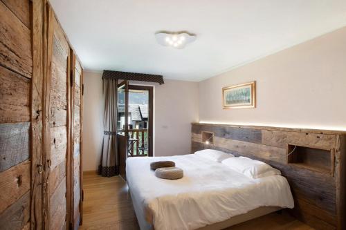 um quarto com uma cama grande com duas almofadas em La Vigne De Papagran App1 em Aosta