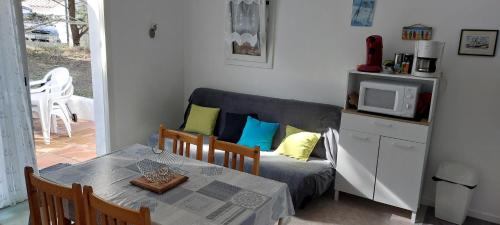 un salon avec une table et un canapé dans l'établissement Détente à la mer, à La Guérinière