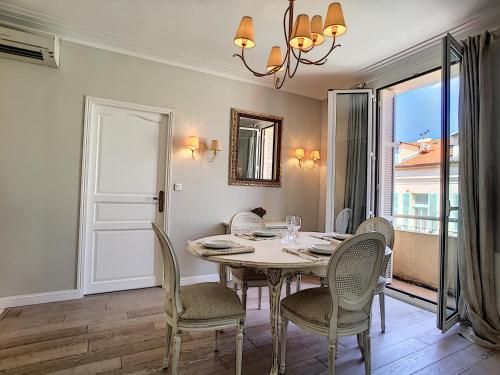 une salle à manger avec une table et des chaises dans l'établissement Nestor&Jeeves - PALAIS MASSENA - pedestrian street, very close sea, à Nice