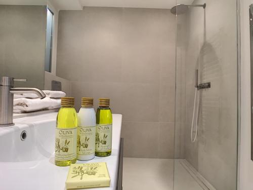 - deux bouteilles de vin assises sur un lavabo dans la salle de bains dans l'établissement Nestor&Jeeves - PALAIS MASSENA - pedestrian street, very close sea, à Nice