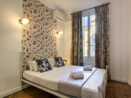 une chambre avec un lit et une fenêtre dans l'établissement Nestor&Jeeves - PALAZZO VERDI - Central, à Nice