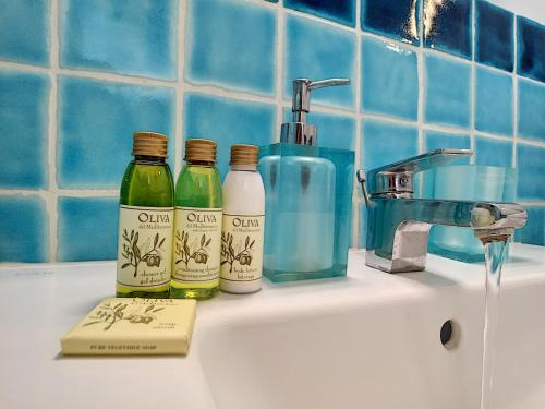 - un lavabo avec 2 bouteilles de savon et un robinet dans l'établissement Nestor&Jeeves - BEACH ROYAL - Central, Close sea, à Nice