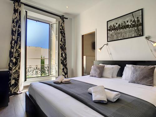 - une chambre avec un grand lit et une grande fenêtre dans l'établissement Nestor&Jeeves - DOLCE VITA MASTER - Jean Medecin, à Nice