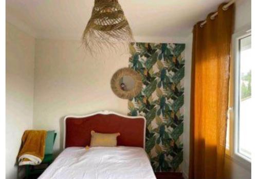1 dormitorio con cama, cortina y ventana en Torreilles-Casa terracota-proche plage -festival port le Barcares, en Torreilles