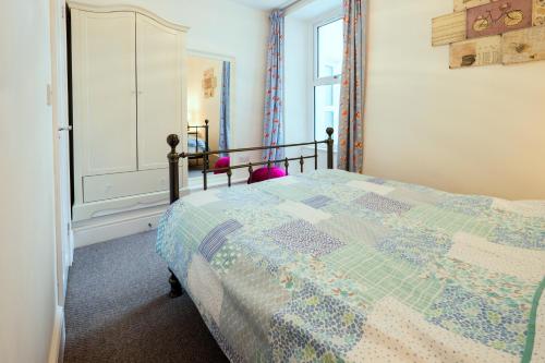 Postel nebo postele na pokoji v ubytování Glan y Mor, Sleeps 20, 8 Bedrooms, 8 Bathrooms, Seafront, Criccieth