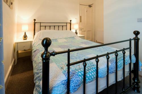 Postel nebo postele na pokoji v ubytování Glan y Mor, Sleeps 20, 8 Bedrooms, 8 Bathrooms, Seafront, Criccieth
