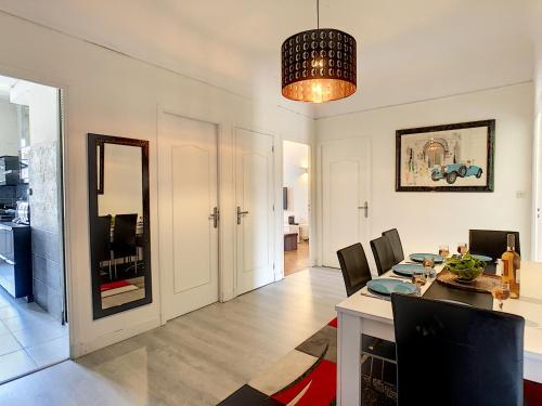 une salle à manger et un salon avec une table et des chaises dans l'établissement Nestor&Jeeves - CHILL LOUNGE - City center, close sea, à Nice