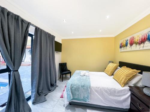 1 dormitorio con cama y ventana en Boston House, en Ciudad del Cabo