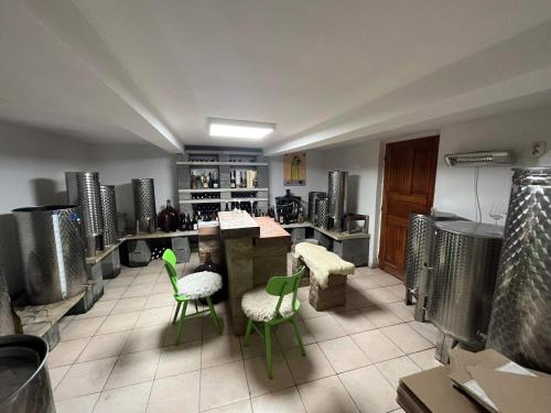 uma cozinha com cadeiras verdes e mesas num quarto em Sebe apartments 2 em Holíč