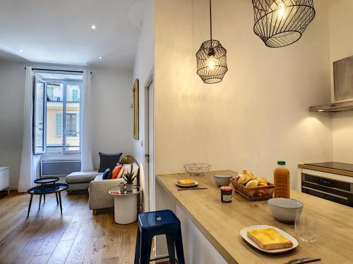 une cuisine avec un comptoir et un salon dans l'établissement Nestor&Jeeves - COZY MACCARANI - City Center, Close sea, à Nice