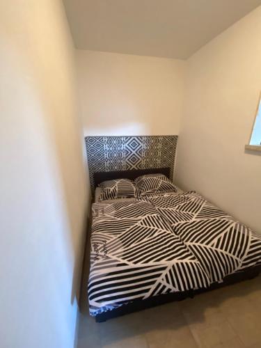 um quarto com uma cama num quarto em Sebe apartments 2 em Holíč