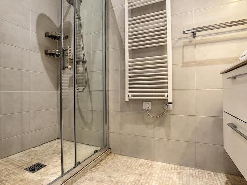 une cabine de douche avec une porte vitrée dans une salle de bain dans l'établissement Nestor&Jeeves - COZY MACCARANI - City Center, Close sea, à Nice