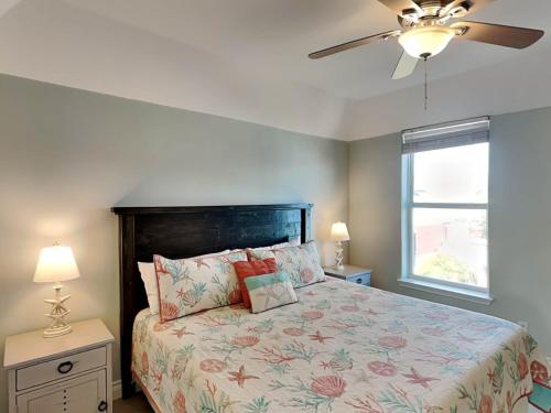 a bedroom with a bed and a ceiling fan at Sandy Starfish in Port Aransas