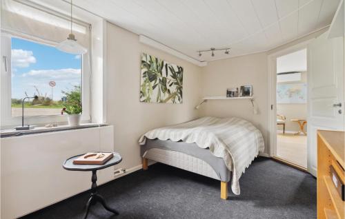 1 dormitorio con cama, ventana y mesa en Amazing Apartment In Tranekr With Wifi, en Tranekær