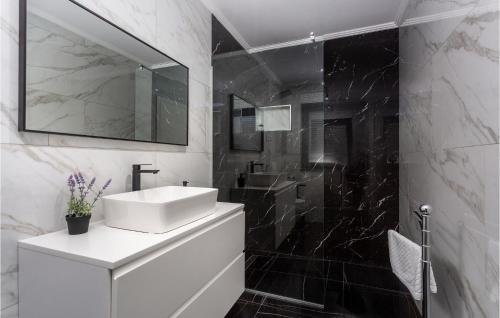 Ванная комната в Beautiful Home In Opric With Wifi