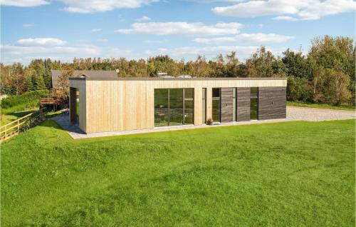 ein modernes Haus mit grünem Rasen in der Unterkunft Lovely Home In Hjslev With Wifi in Højslev