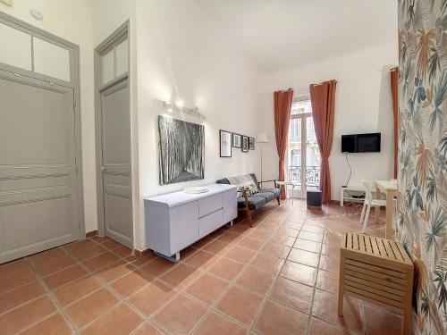 un salon avec un canapé et une table dans l'établissement Nestor&Jeeves - TERRACOTTA - Premium location, close sea, à Nice