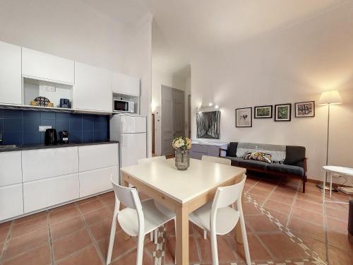 une cuisine et un salon avec une table et des chaises dans l'établissement Nestor&Jeeves - TERRACOTTA - Premium location, close sea, à Nice