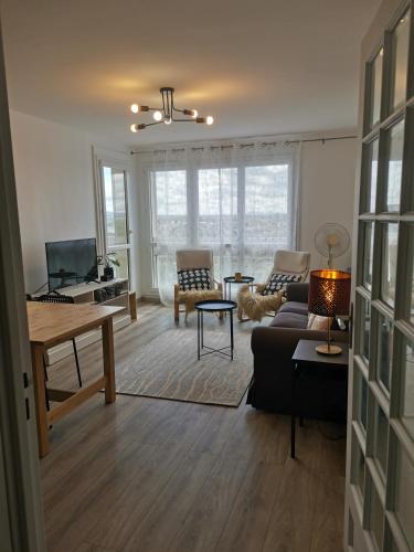 - un salon avec un canapé et une table dans l'établissement Grand lumineux appartement près de Paris de 4 chambres, 80 m², à Cergy
