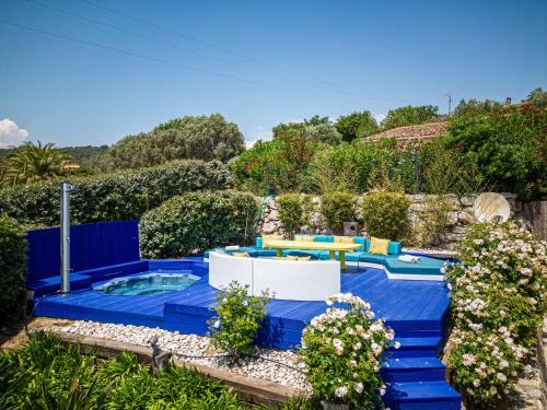 une arrière-cour avec un bain à remous et une table dans l'établissement Sumptuous B&B Villa Provençale - 2BR4p, à Grimaud