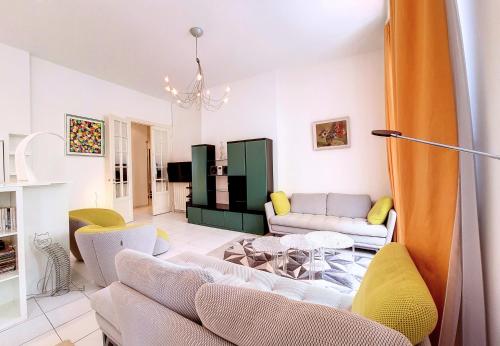 un salon avec un canapé et une table dans l'établissement Nestor&Jeeves - FRENCHY - Hyper center, Closer sea and Place Massena, à Nice