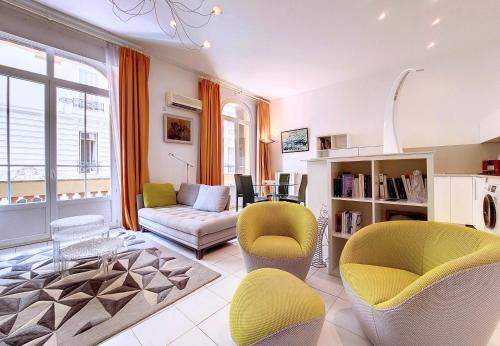 - un salon avec des fauteuils jaunes et un canapé dans l'établissement Nestor&Jeeves - FRENCHY - Hyper center, Closer sea and Place Massena, à Nice
