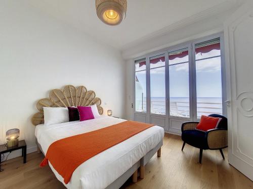 une chambre avec un grand lit et une grande fenêtre dans l'établissement Nestor&Jeeves - MEDITERRANEE PROMENADE - Vue Mer, à Nice