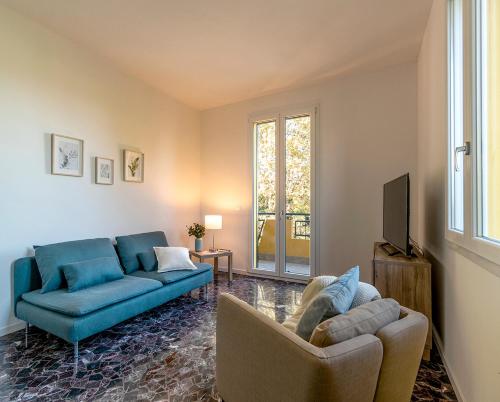 ein Wohnzimmer mit zwei blauen Sofas und einem TV in der Unterkunft Casadelfalegname 