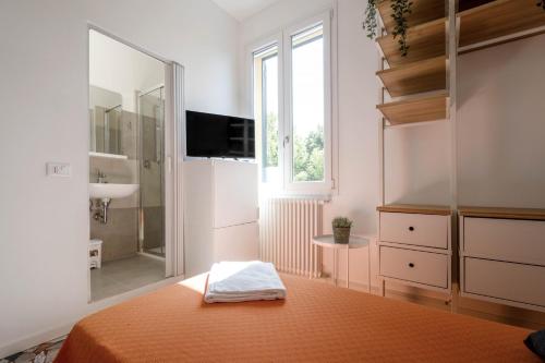 Schlafzimmer mit einem Bett, einem Waschbecken und einem Spiegel in der Unterkunft Casadelfalegname 