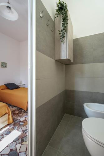 ein Bad mit einer Dusche und einem WC in der Unterkunft Casadelfalegname 
