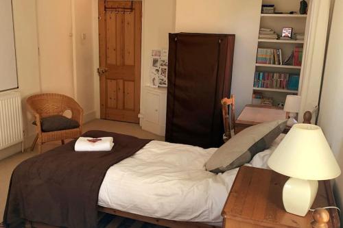 Ein Bett oder Betten in einem Zimmer der Unterkunft Spacious/homely 3 bed maisonette nr station/town/hospital
