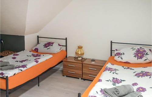 1 Schlafzimmer mit 2 Betten und einer Holzkommode in der Unterkunft Nice Apartment In Wernrode With Kitchen in Wernrode