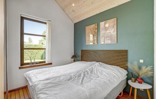 Un dormitorio con una cama grande y una ventana en Amazing Home In Hejls With Kitchen, en Hejls