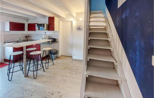 une petite cuisine avec un escalier menant à une mezzanine dans l'établissement Amazing Home In Talmont-Saint-Hilaire, à Saint-Hilaire-de-Talmont