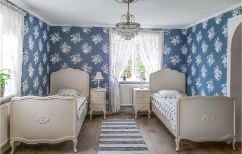 Postel nebo postele na pokoji v ubytování Amazing home in Lnashult with 2 Bedrooms and WiFi