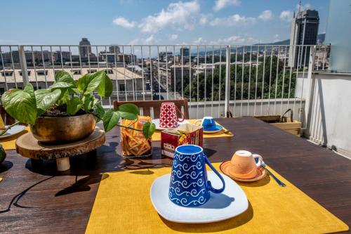 einen Tisch auf einem Balkon mit Stadtblick in der Unterkunft Attico36 con parcheggio e vista mozzafiato in Genua