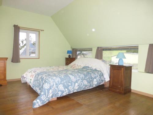 1 dormitorio con cama y ventana en le Petit Domaine, en Bellencombre