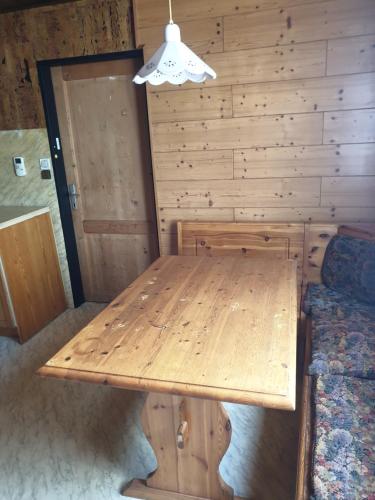 einen Holztisch in einem Zimmer mit einer Wand in der Unterkunft st Veit 