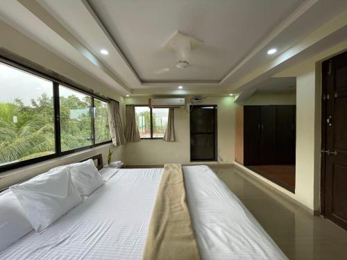 Ein Bett oder Betten in einem Zimmer der Unterkunft Surve Natures Resort - Chiplun