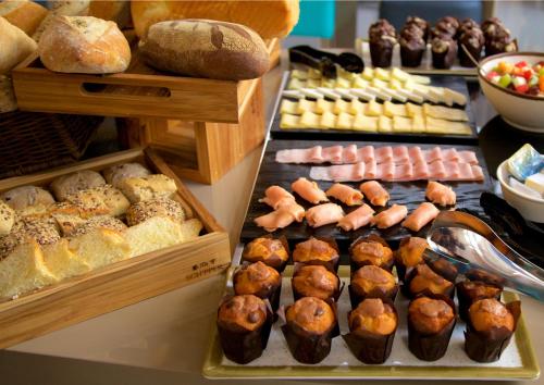 a bakery filled with lots of different types of pastries at Vila Gale Collection Monte do Vilar in Albernoa