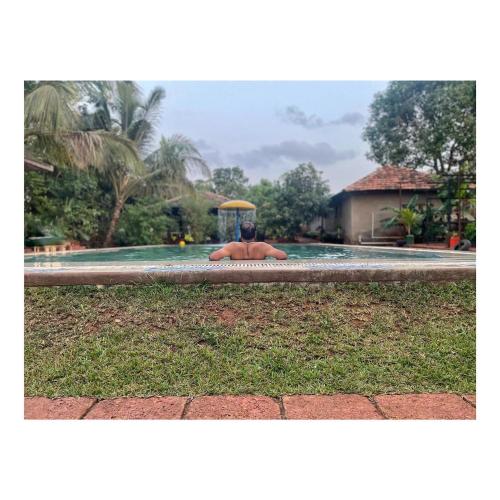 Der Swimmingpool an oder in der Nähe von Surve Natures Resort - Chiplun