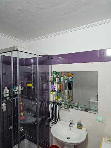 bagno con doccia, lavandino e lavandino di SUNSET VIBES DURRËS a Durrës