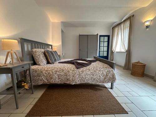 1 dormitorio con cama, mesa y ventana en Cosy Bretzel, en Gresswiller
