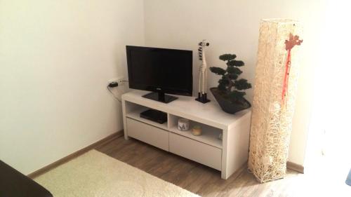 un televisor sentado en un armario blanco en una habitación en Studios S, en Zadar