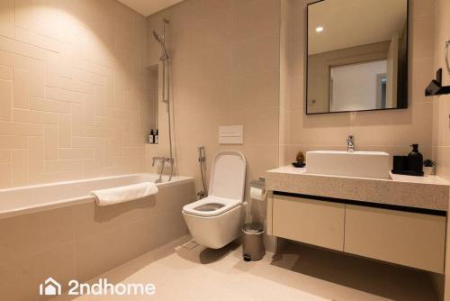 ein Badezimmer mit einem WC, einem Waschbecken und einer Badewanne in der Unterkunft 2ndhome - Newly Furnished - Marina Vista in Dubai